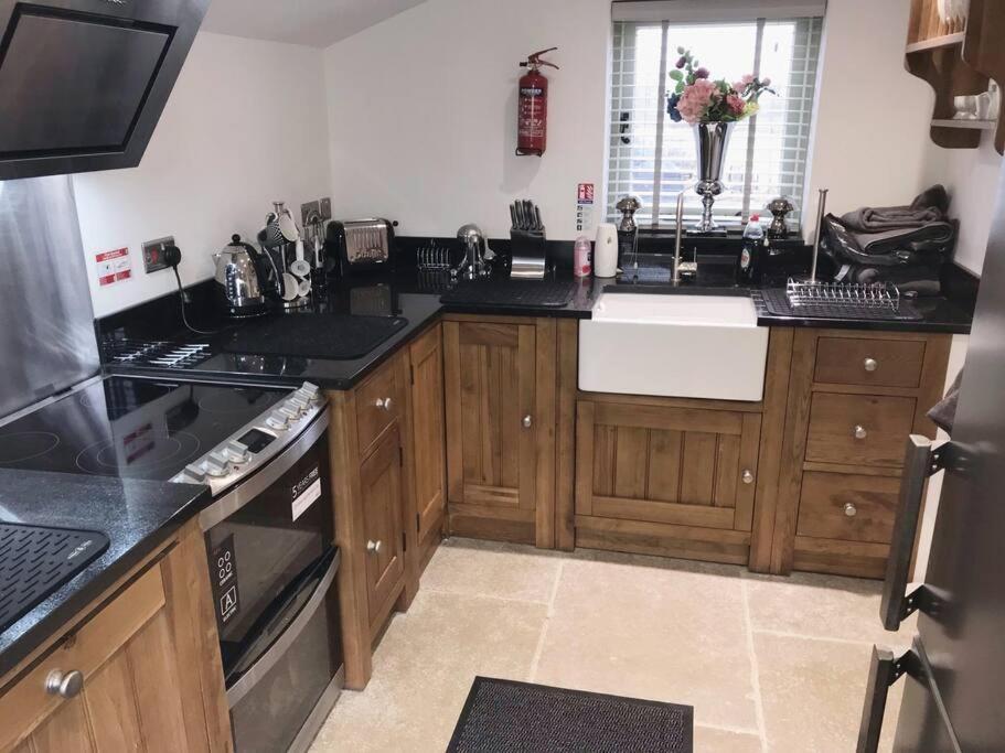 Chic 2 Bed Peak District Cottage Barn Near Alton Towers, Polar Bears, Chatsworth House Leek Eksteriør bilde